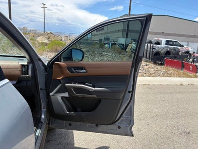 2025 Nissan Pathfinder Platinum